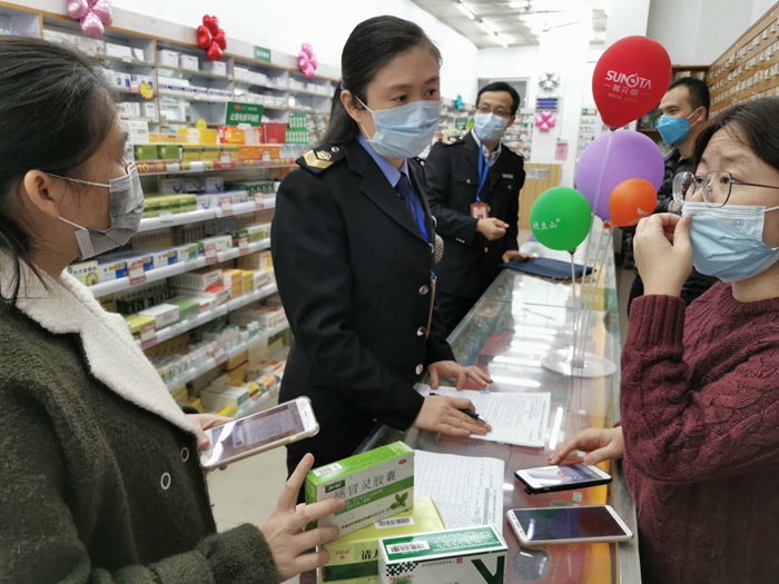 田明明對醫(yī)用防護服、醫(yī)用口罩、抗流感病毒藥品等進行監(jiān)督檢查，確保疫情防控期間用藥用械質(zhì)量安全.jpg