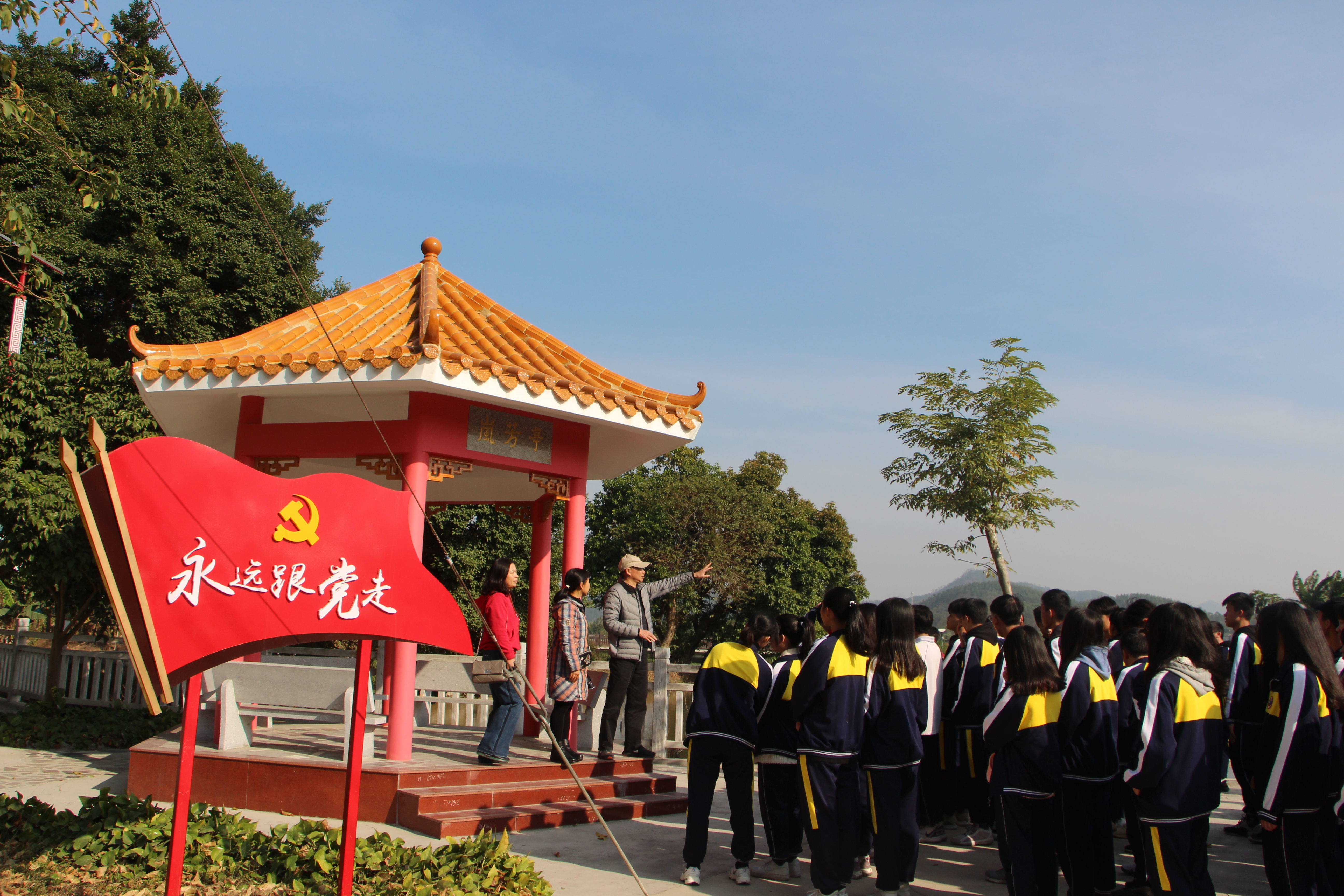 9  與團隊成員一起帶領學生到鳳鶴灣濕地公園“美麗鄉(xiāng)村”之旅研學旅行活動.jpg