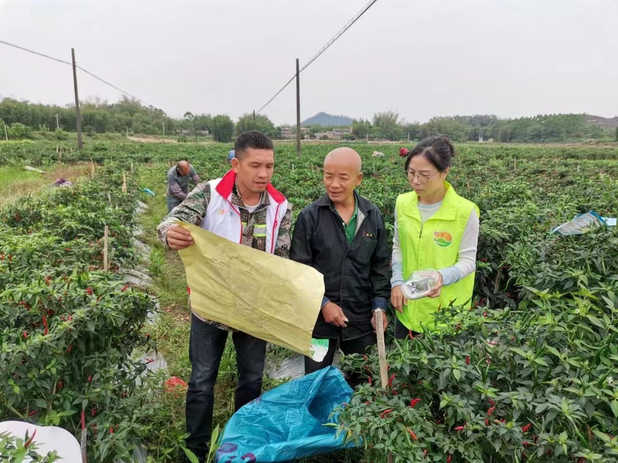 1.黃光輝到田間向農民普法.png