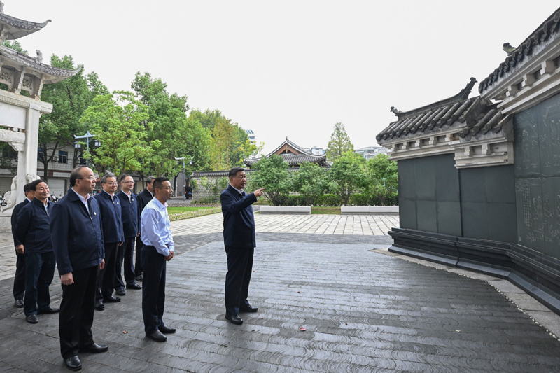 10月17日至18日，中共中央總書記、國家主席、中央軍委主席習(xí)近平在安徽考察。這是17日下午，習(xí)近平在安慶桐城市六尺巷考察。