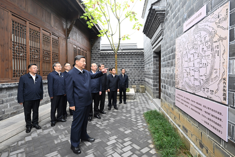 10月17日至18日，中共中央總書記、國家主席、中央軍委主席習(xí)近平在安徽考察。這是17日下午，習(xí)近平在安慶桐城市六尺巷考察。