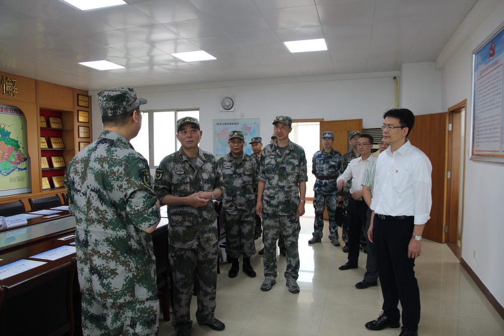 2018年05月08日，省軍區(qū)副政委梁躍嘉少將到長沙街道調(diào)研武裝工作.jpg